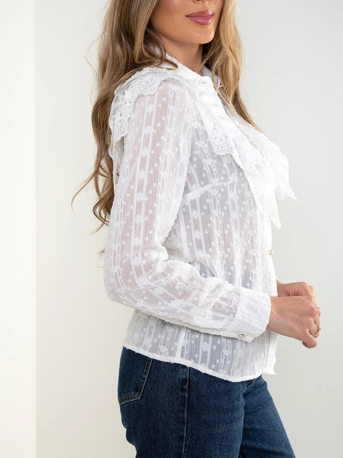 Camisa bordada com renda