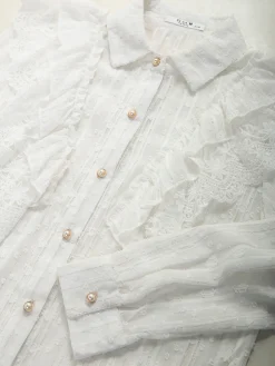 Camisa bordada com renda