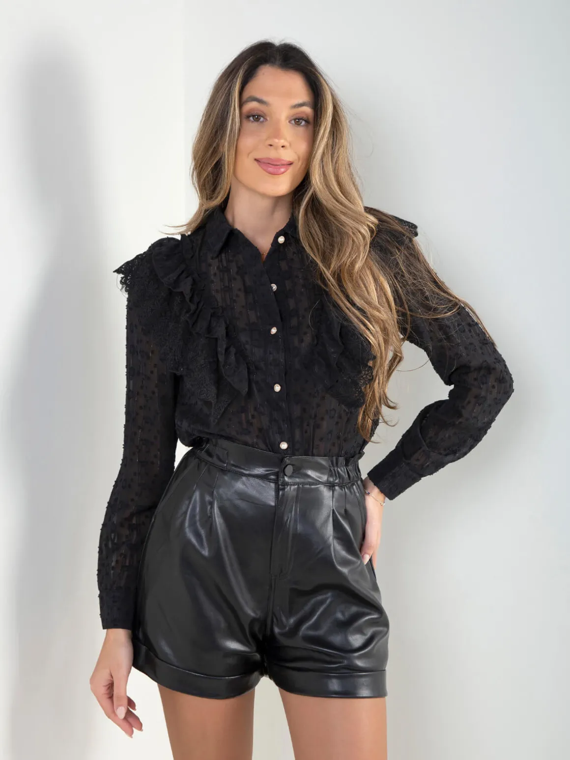 Camisa bordada com renda