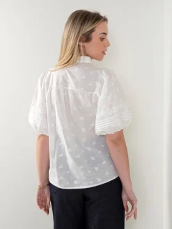 Camisa branca com bordados