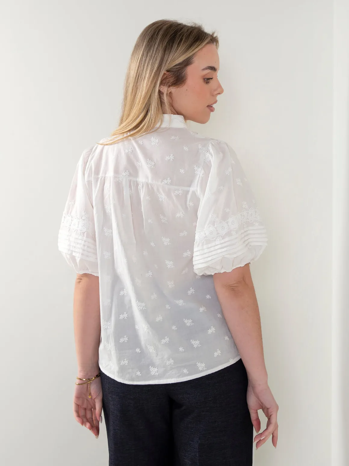 Camisa branca com bordados