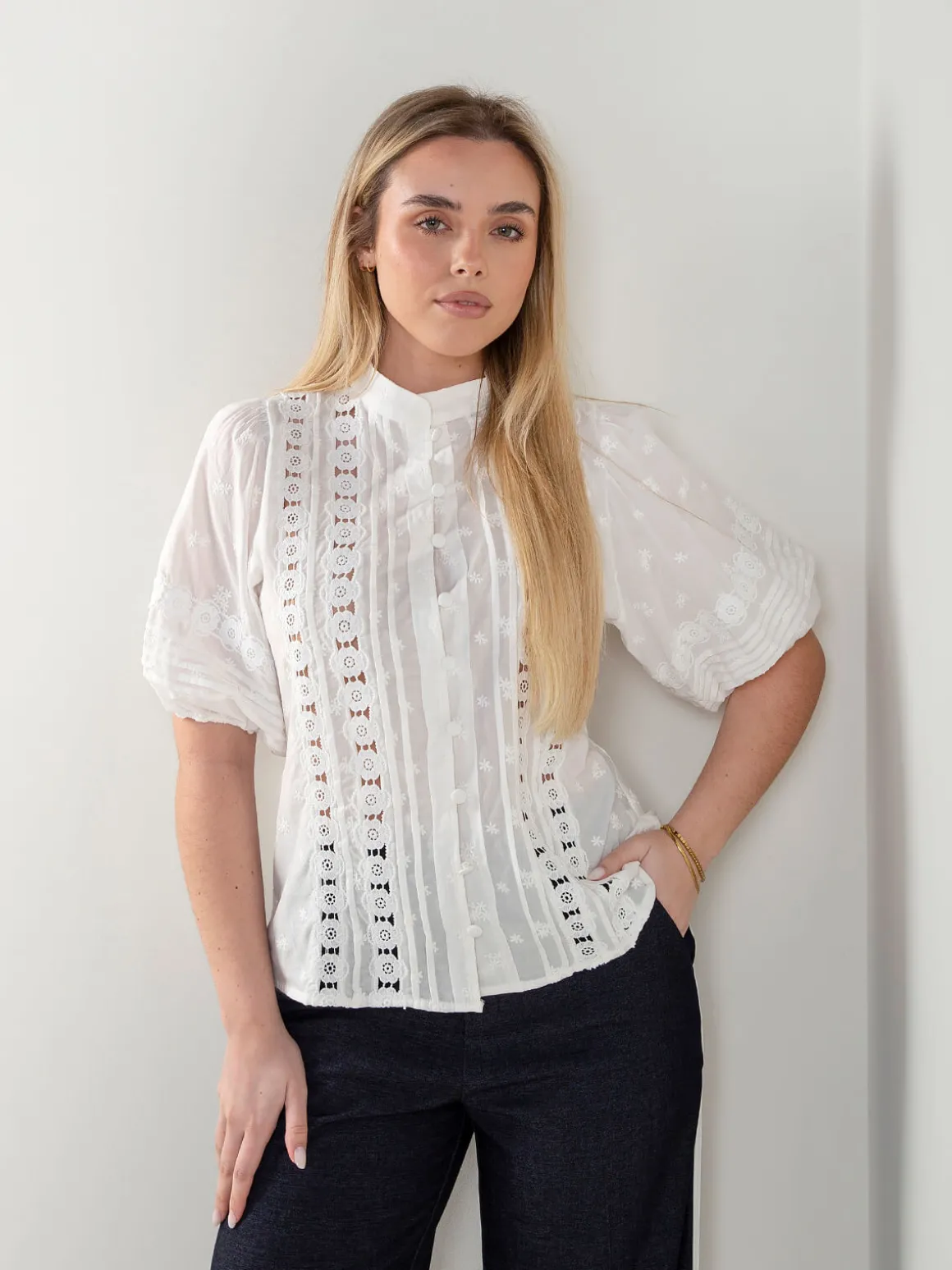 Camisa branca com bordados