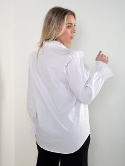 Camisa branca com folhos