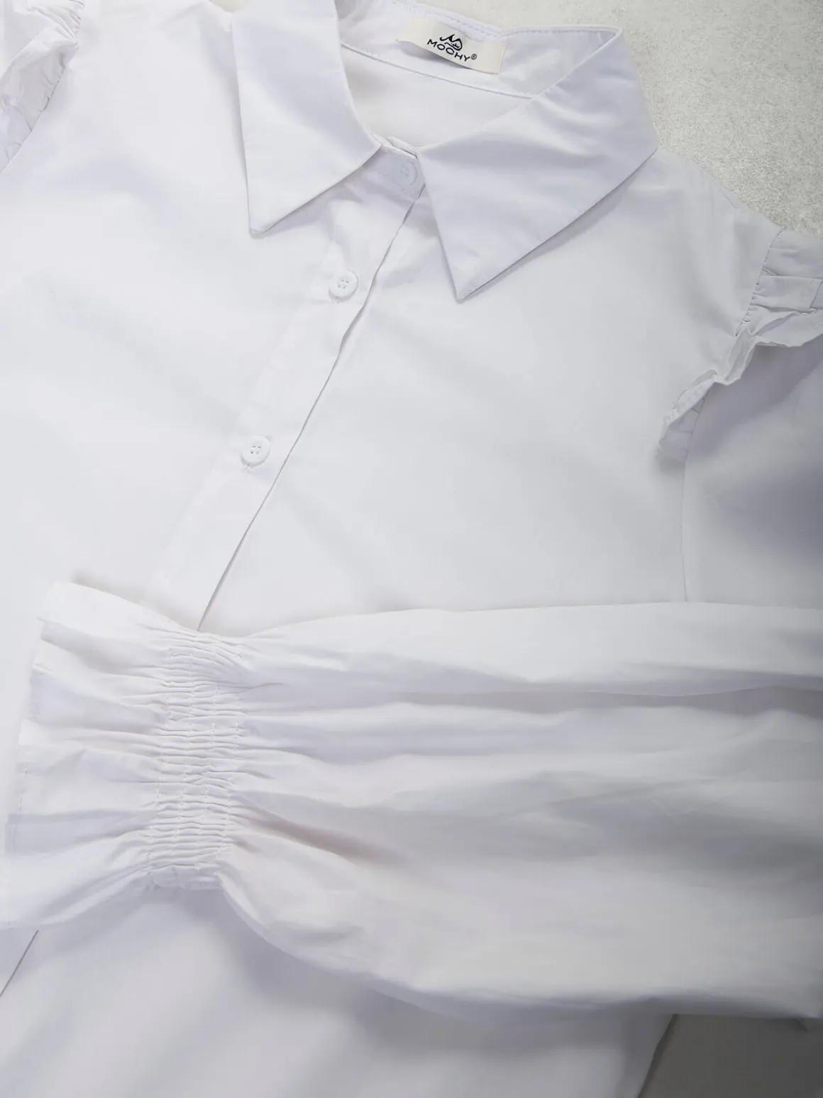 Camisa branca com folhos