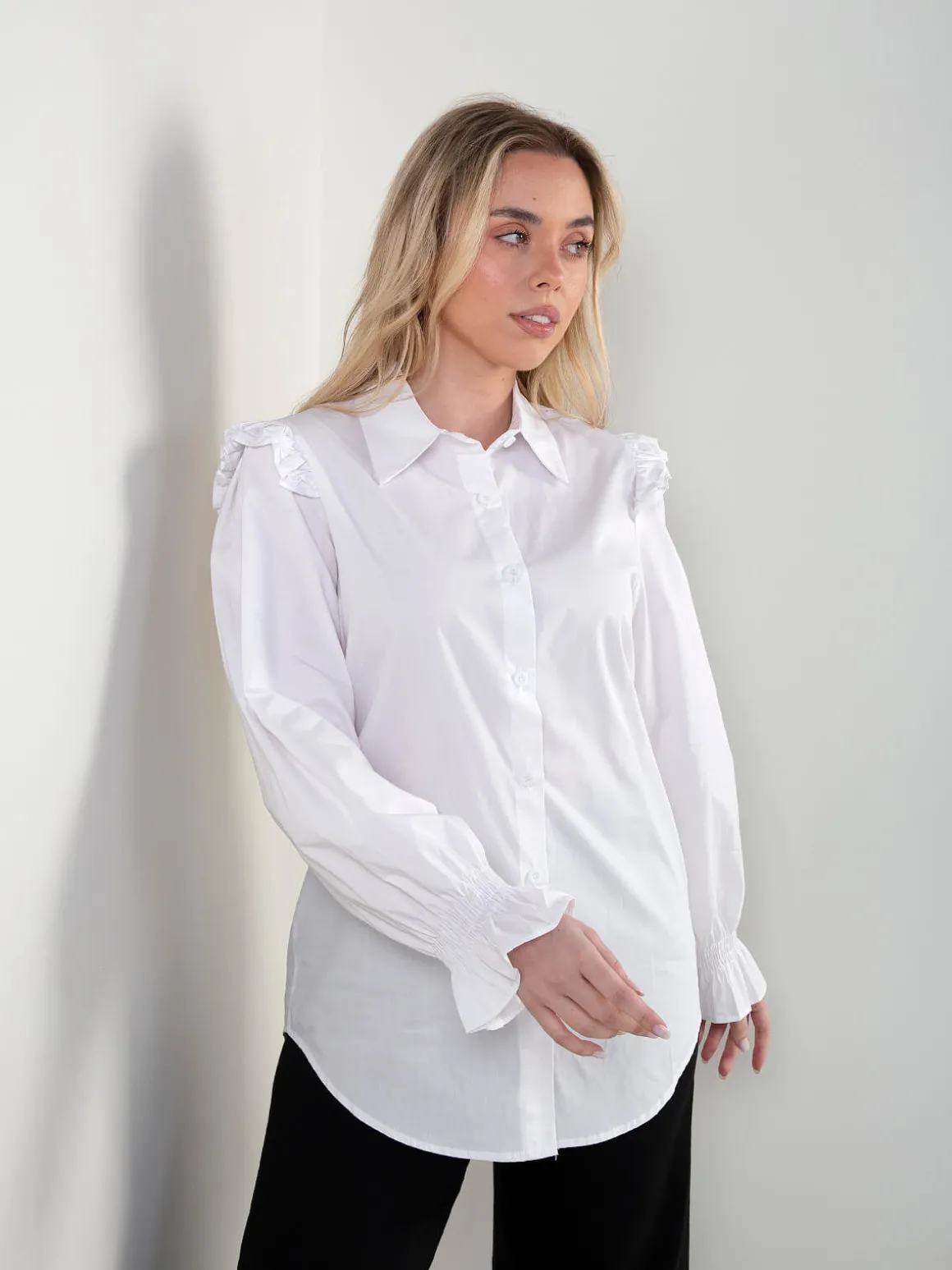 Camisa branca com folhos