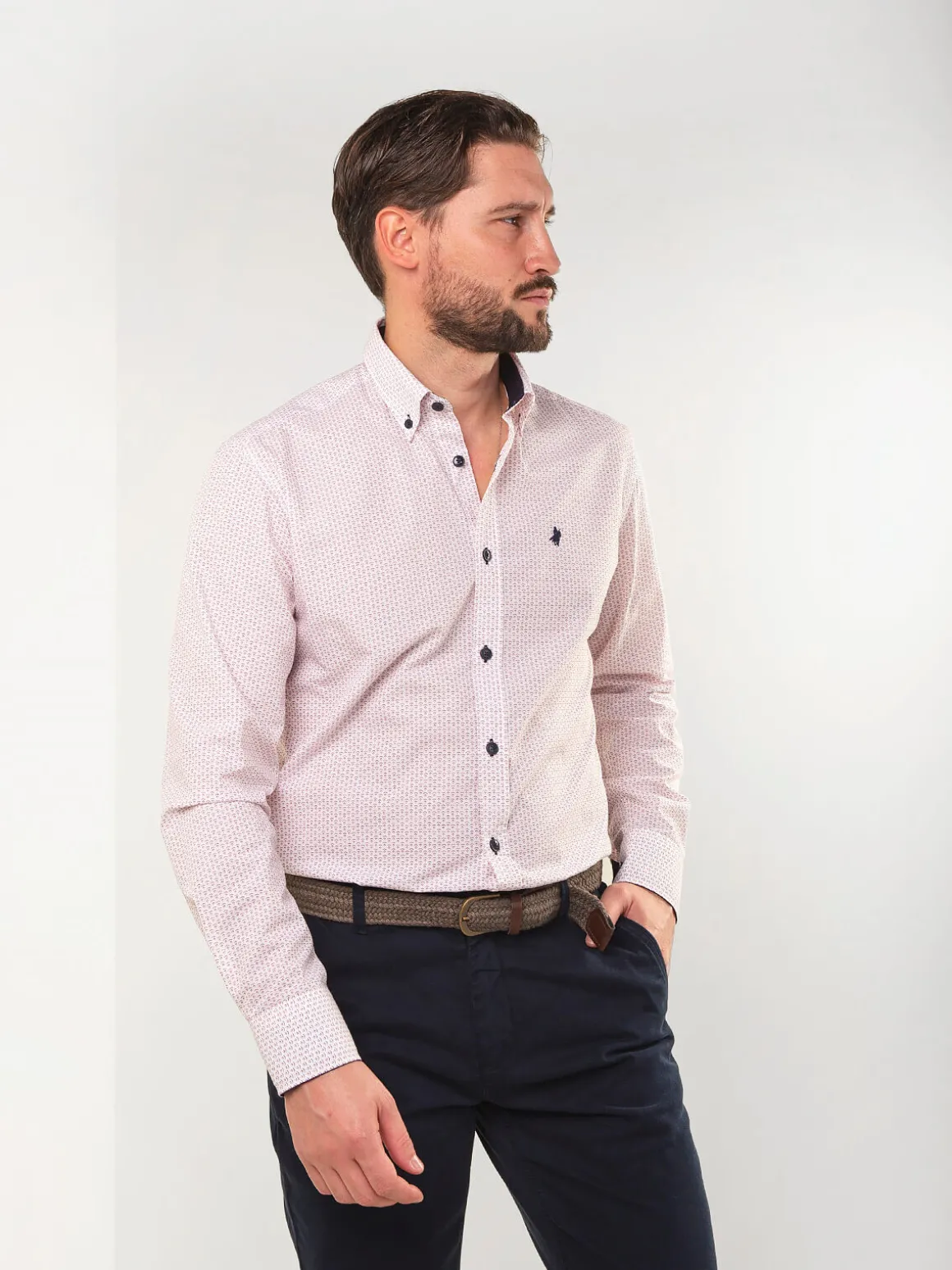 Camisa branca com padrão bordeaux