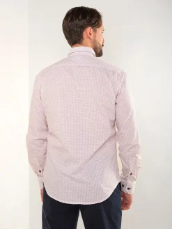 Camisa branca com padrão bordeaux