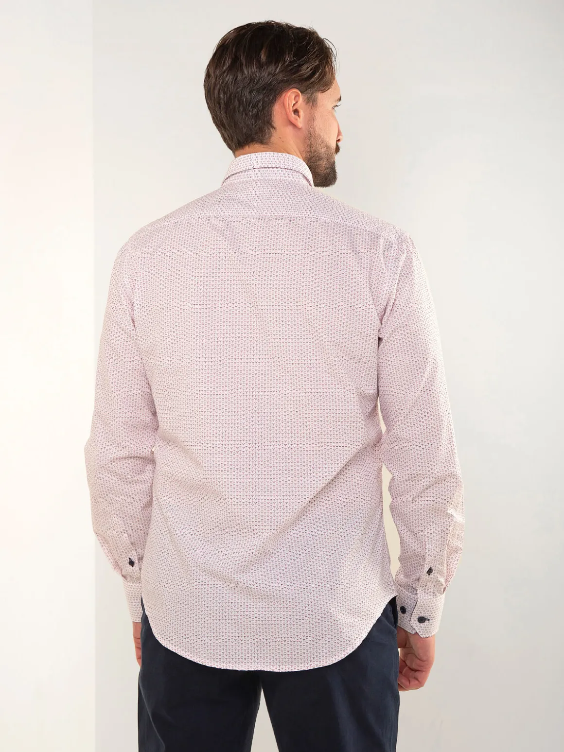 Camisa branca com padrão bordeaux