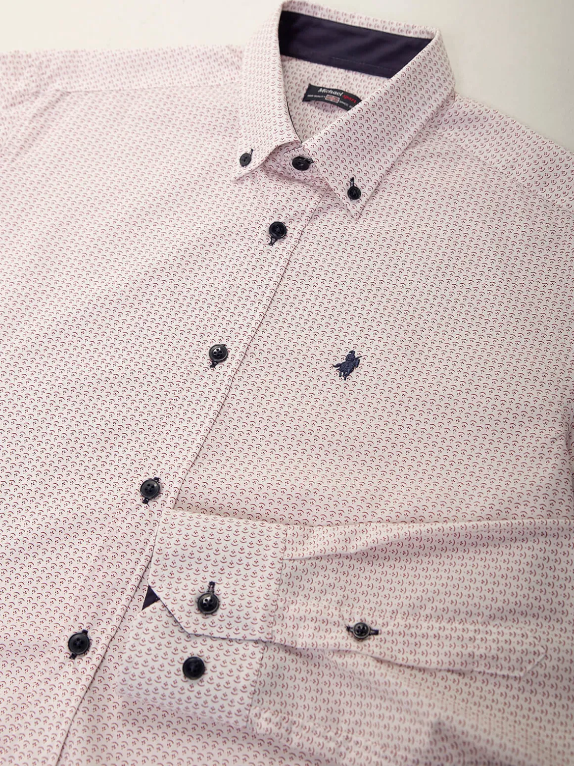 Camisa branca com padrão bordeaux