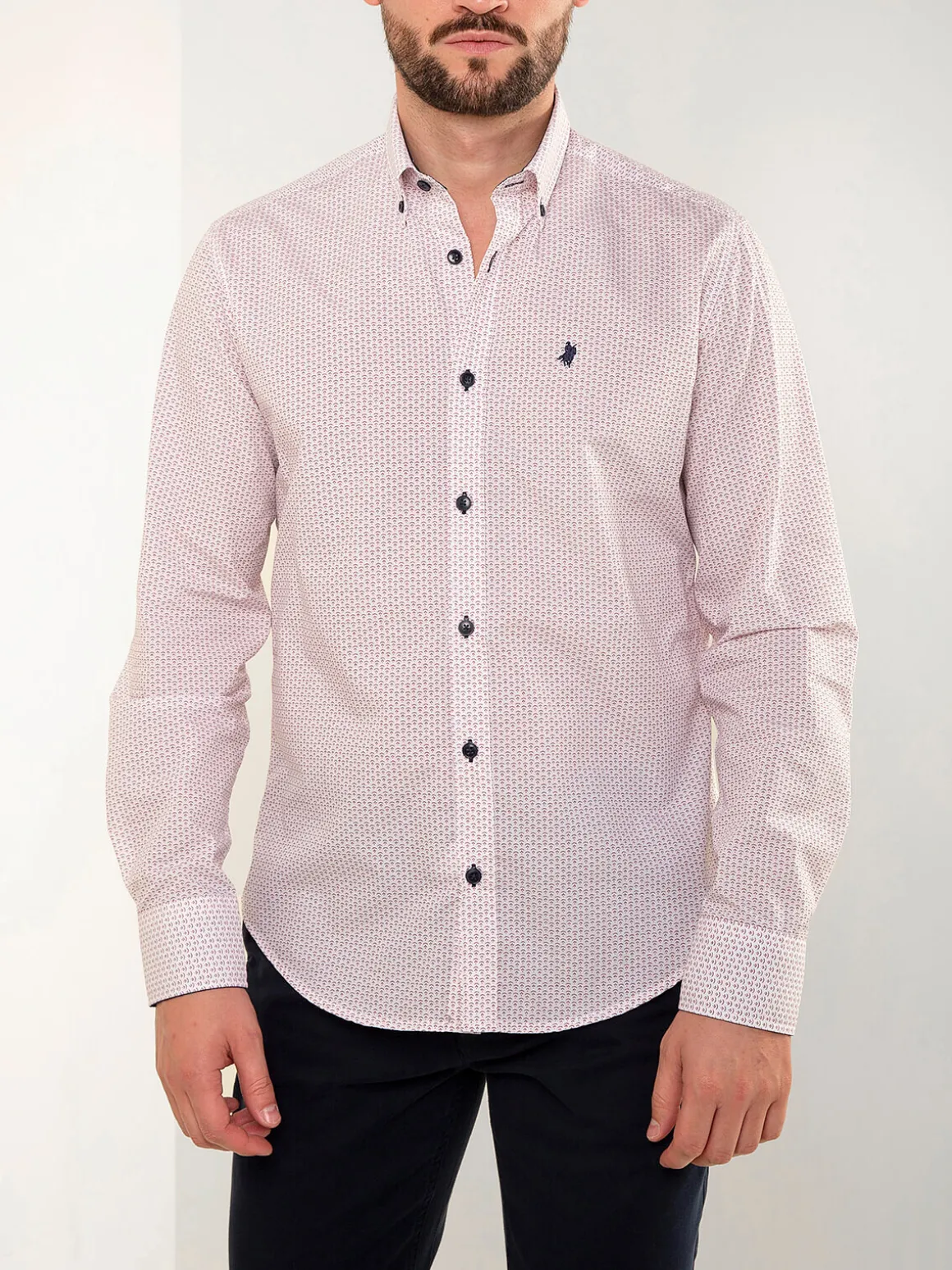 Camisa branca com padrão bordeaux