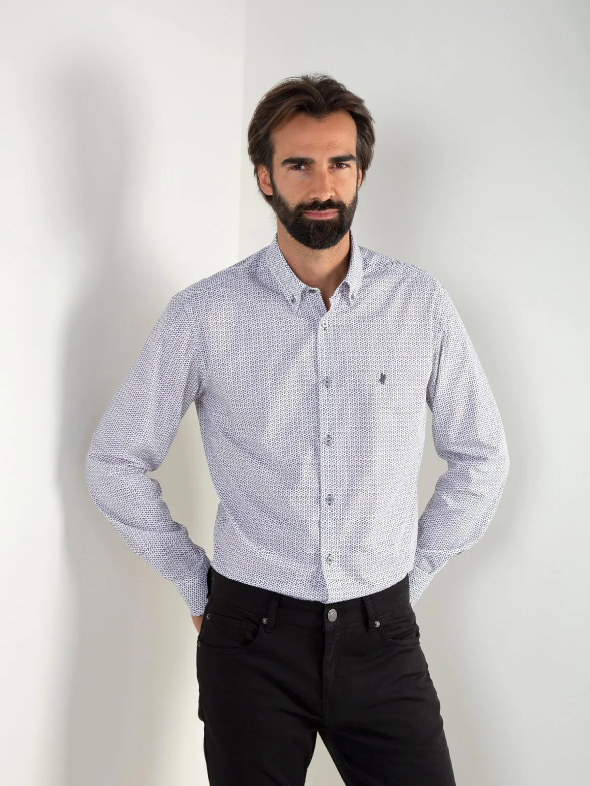 Camisa branca com padrão cinza