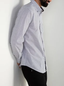 Camisa branca com padrão cinza