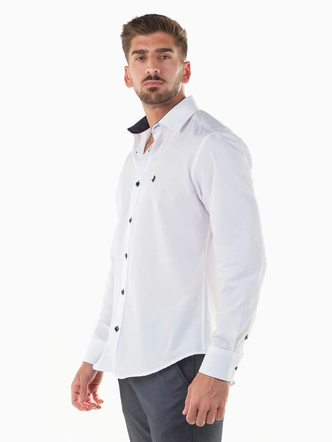 Camisa branca com símbolo