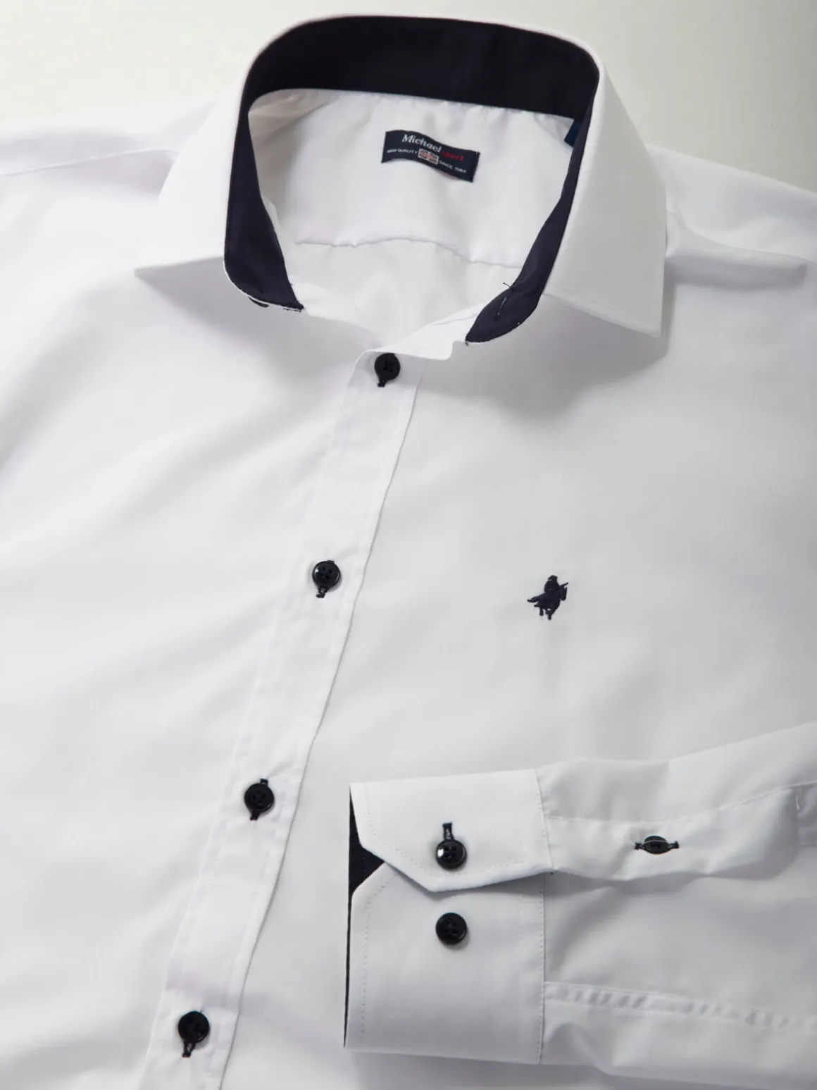 Camisa branca com símbolo