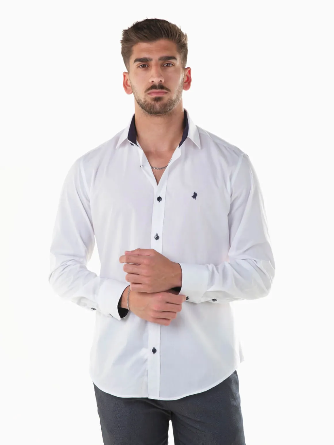 Camisa branca com símbolo