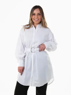 Camisa branca comprida com cinto