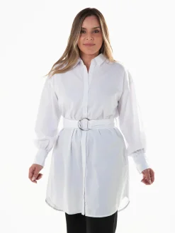 Camisa branca comprida com cinto