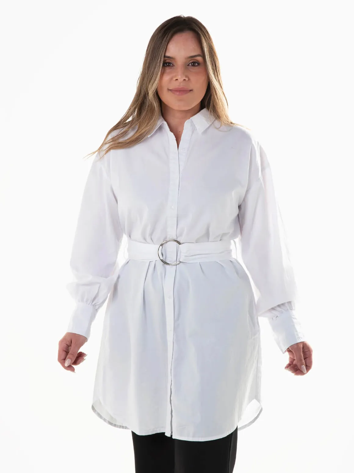 Camisa branca comprida com cinto