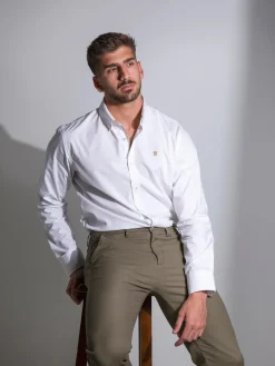 Camisa branca slim fit com símbolo