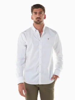 Camisa branca slim fit com símbolo
