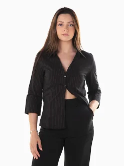 Camisa cintada às riscas