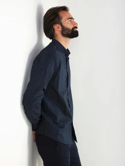 Camisa clássica azul marinho com padrão