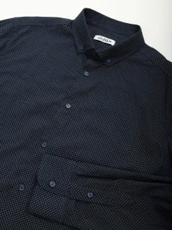 Camisa clássica azul marinho com padrão