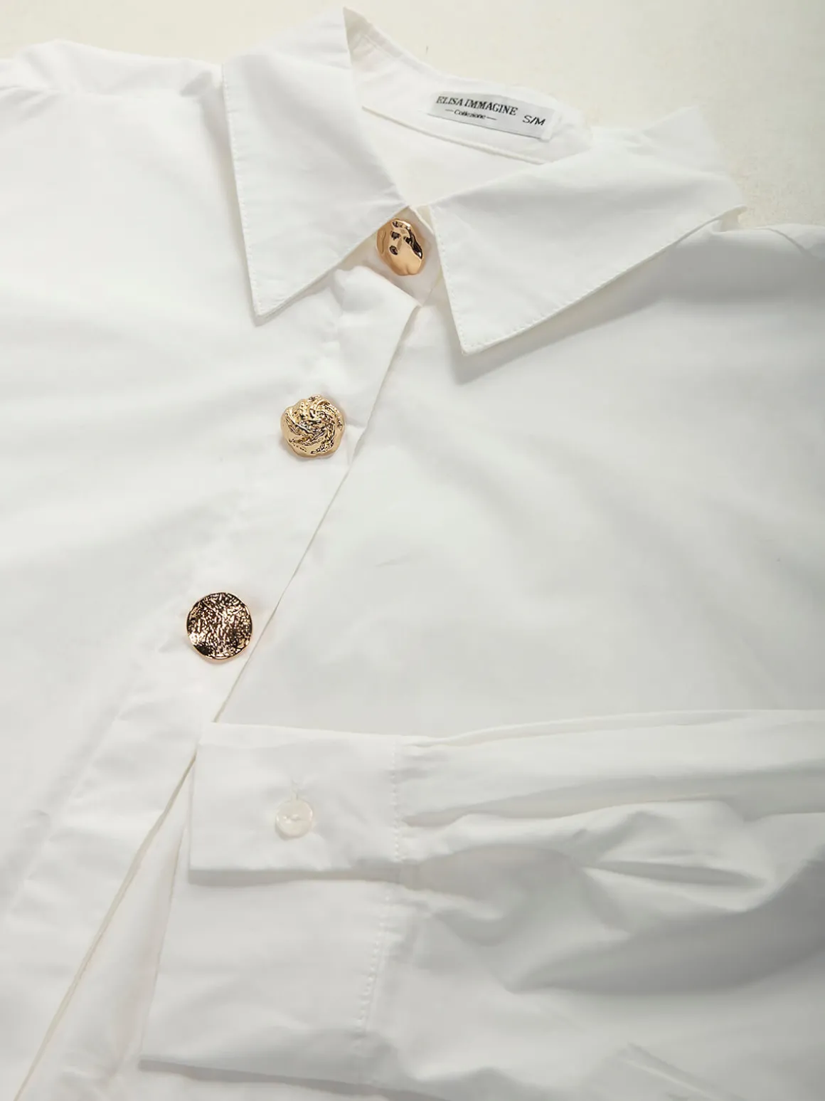 Camisa com botões dourados