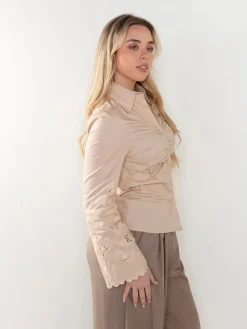 Camisa com franzido e manga bordada