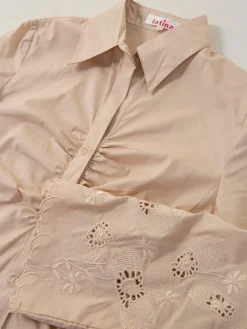 Camisa com franzido e manga bordada