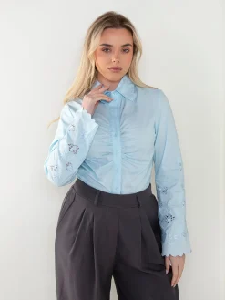 Camisa com franzido e manga bordada