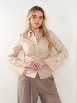 Camisa com franzido e manga bordada