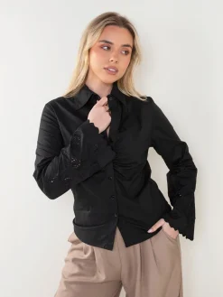 Camisa com franzido e manga bordada