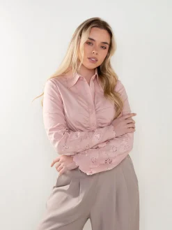 Camisa com franzido e manga bordada