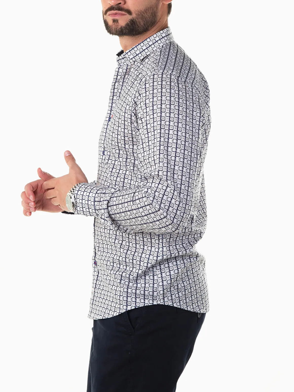 Camisa com padrão geométrico