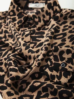 Camisa cropped estampado leopardo