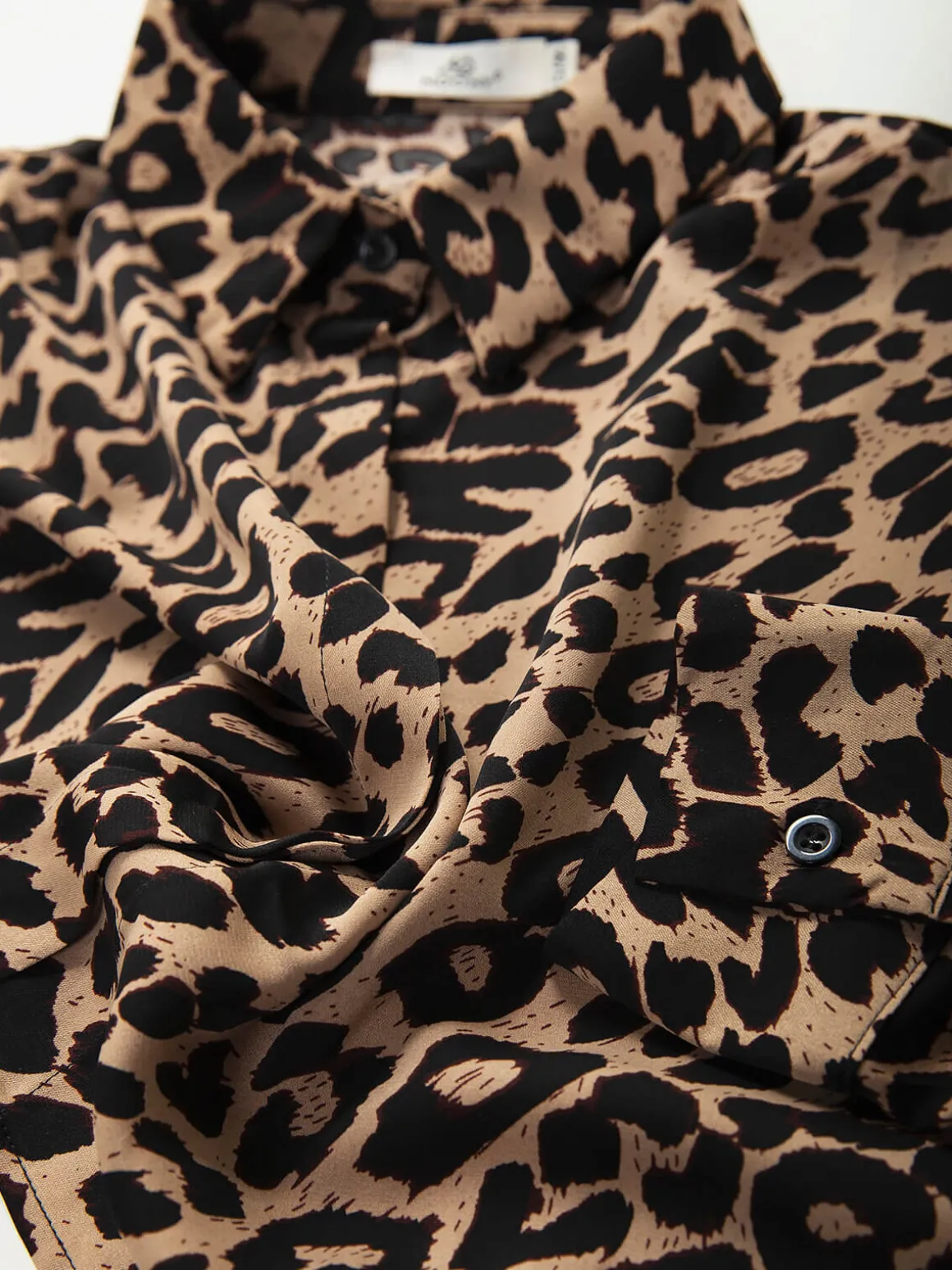 Camisa cropped estampado leopardo