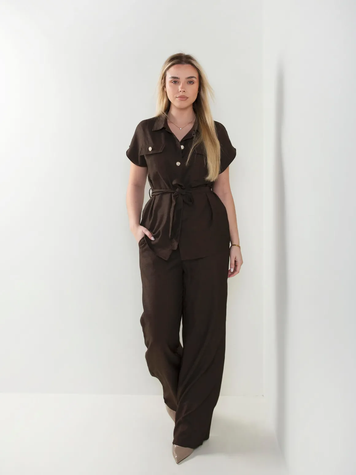 Camisa fluída com cinto ajustável