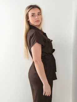 Camisa fluída com cinto ajustável