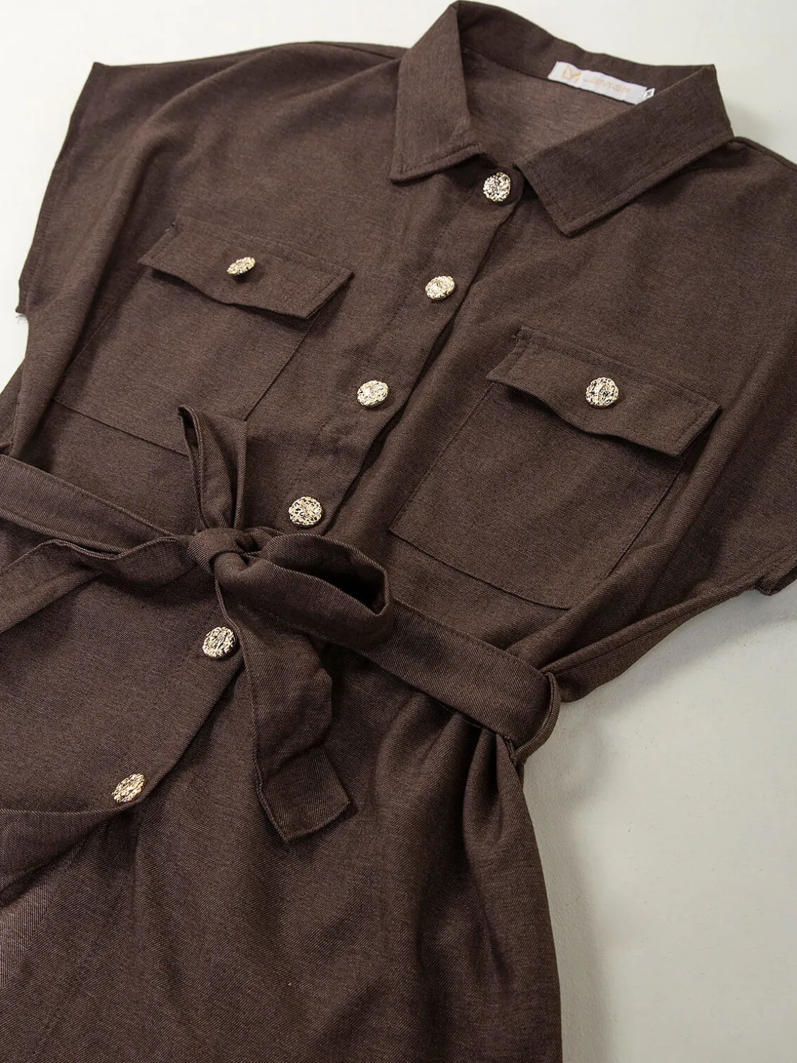 Camisa fluída com cinto ajustável