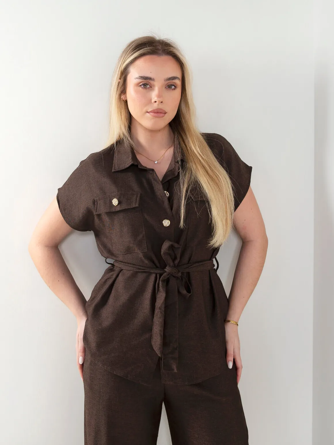 Camisa fluída com cinto ajustável