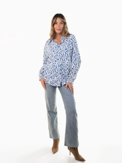 Camisa fluída com padrão geométrico