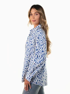 Camisa fluída com padrão geométrico