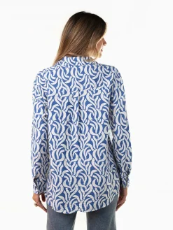 Camisa fluída com padrão geométrico