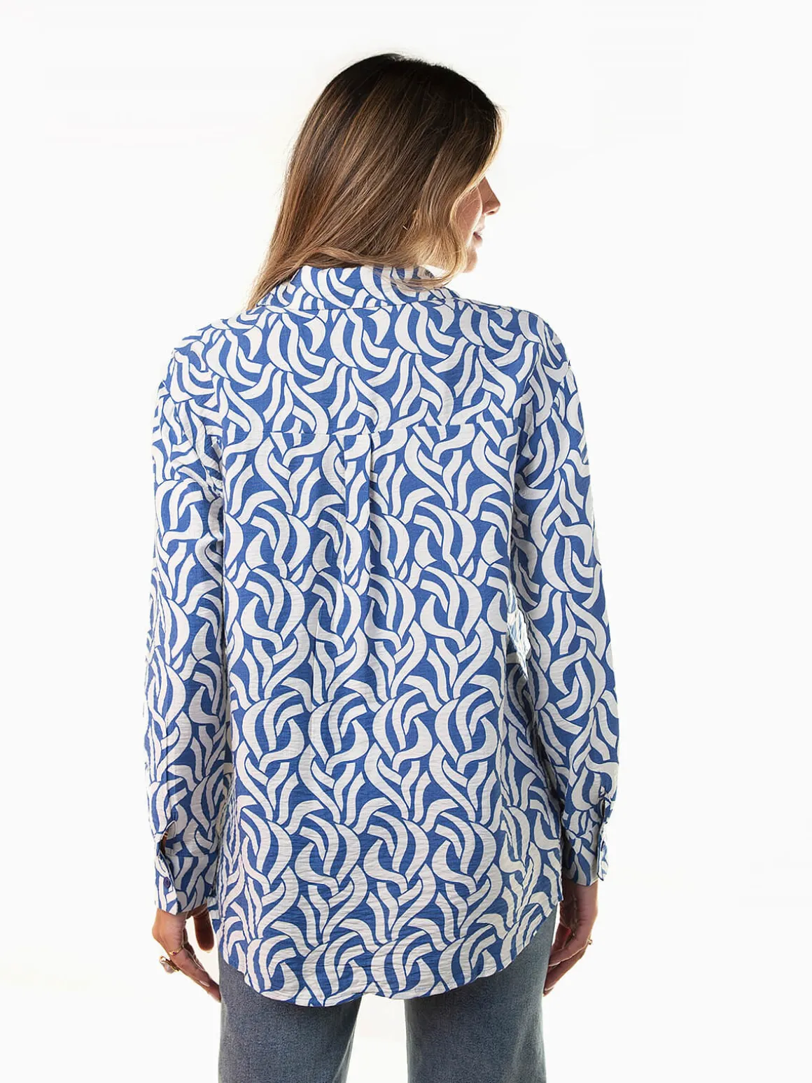 Camisa fluída com padrão geométrico