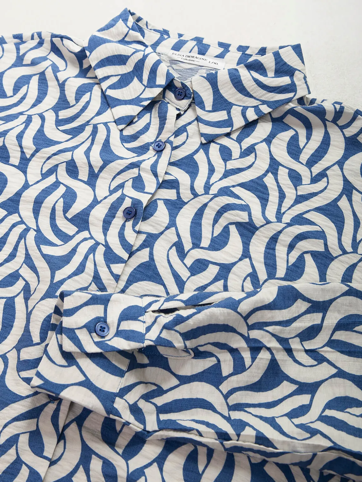 Camisa fluída com padrão geométrico