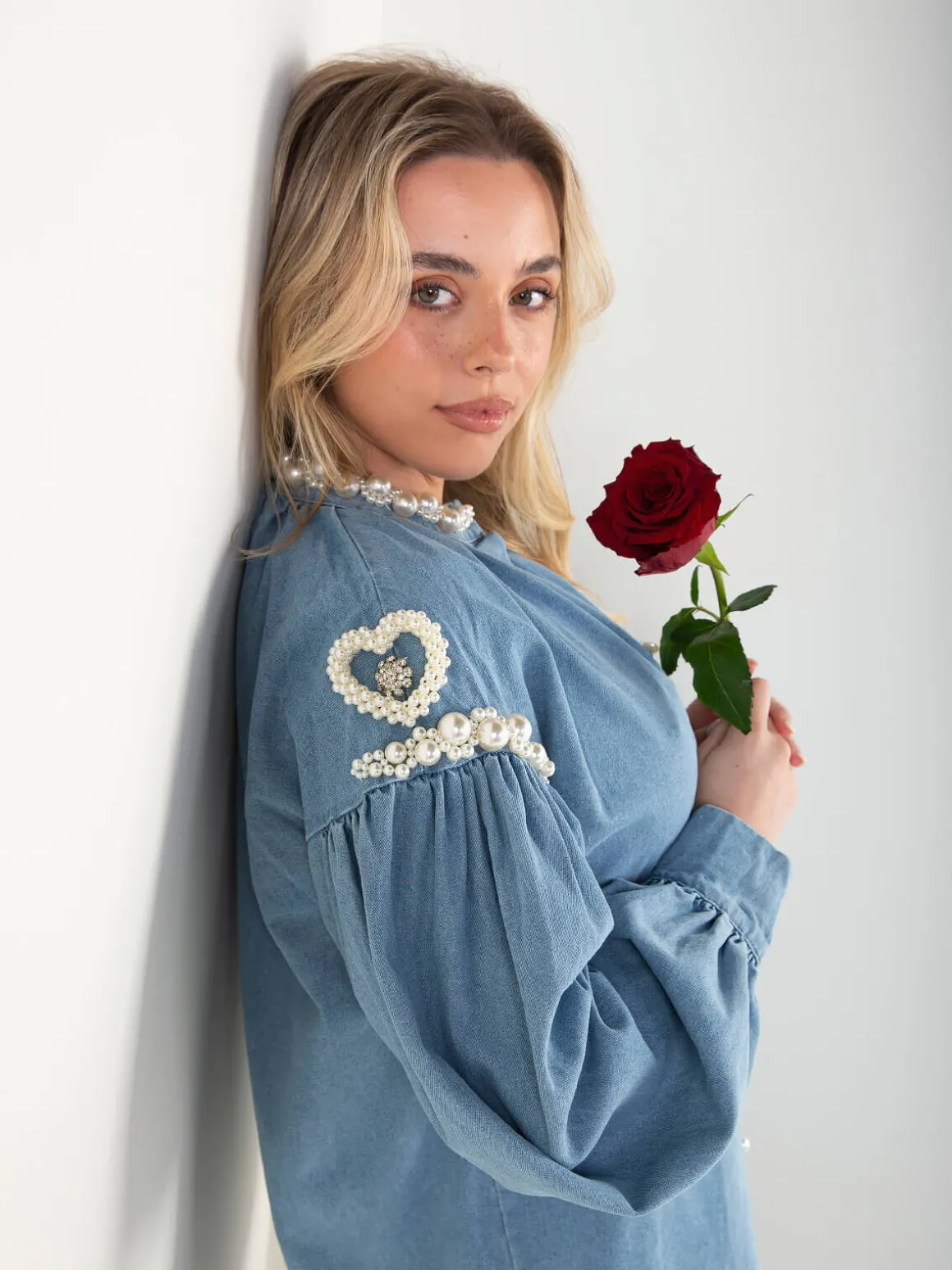 Camisa ganga com pérolas e manga balão