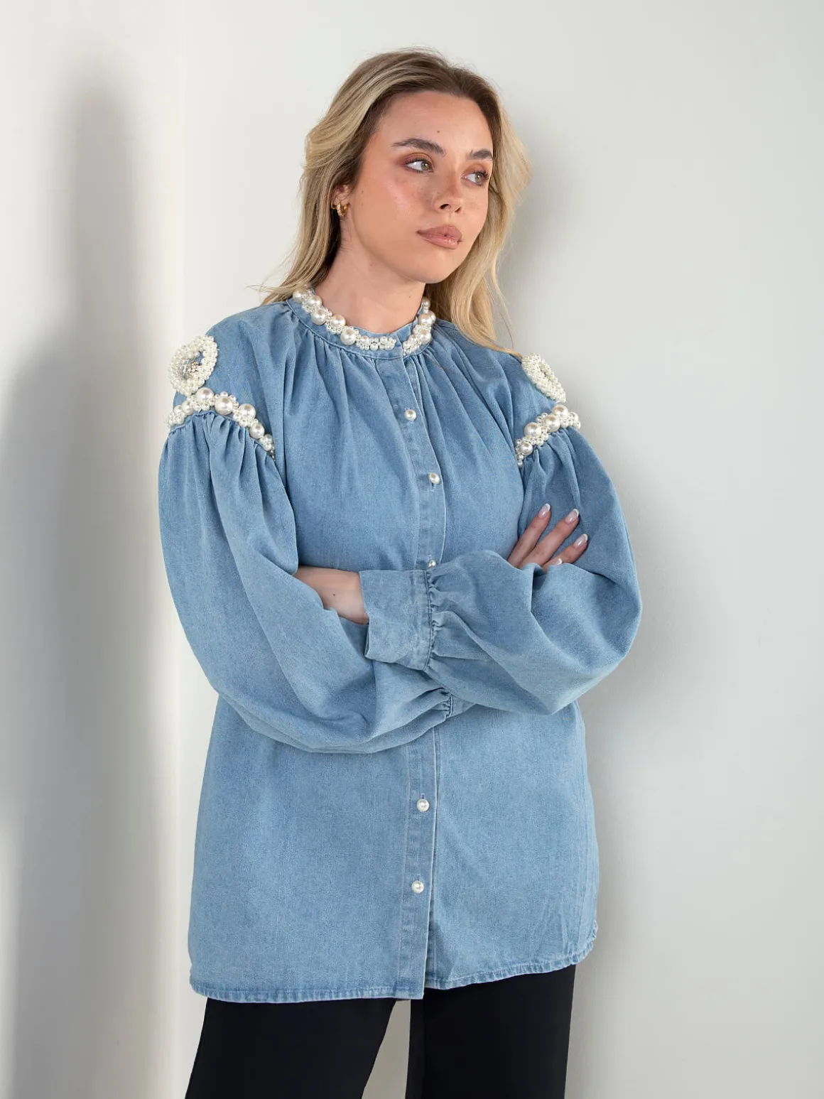 Camisa ganga com pérolas e manga balão