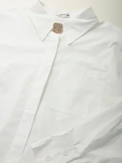 Camisa oversize com botão dourado