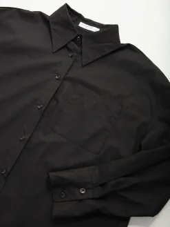 Camisa oversized com bolso no peito